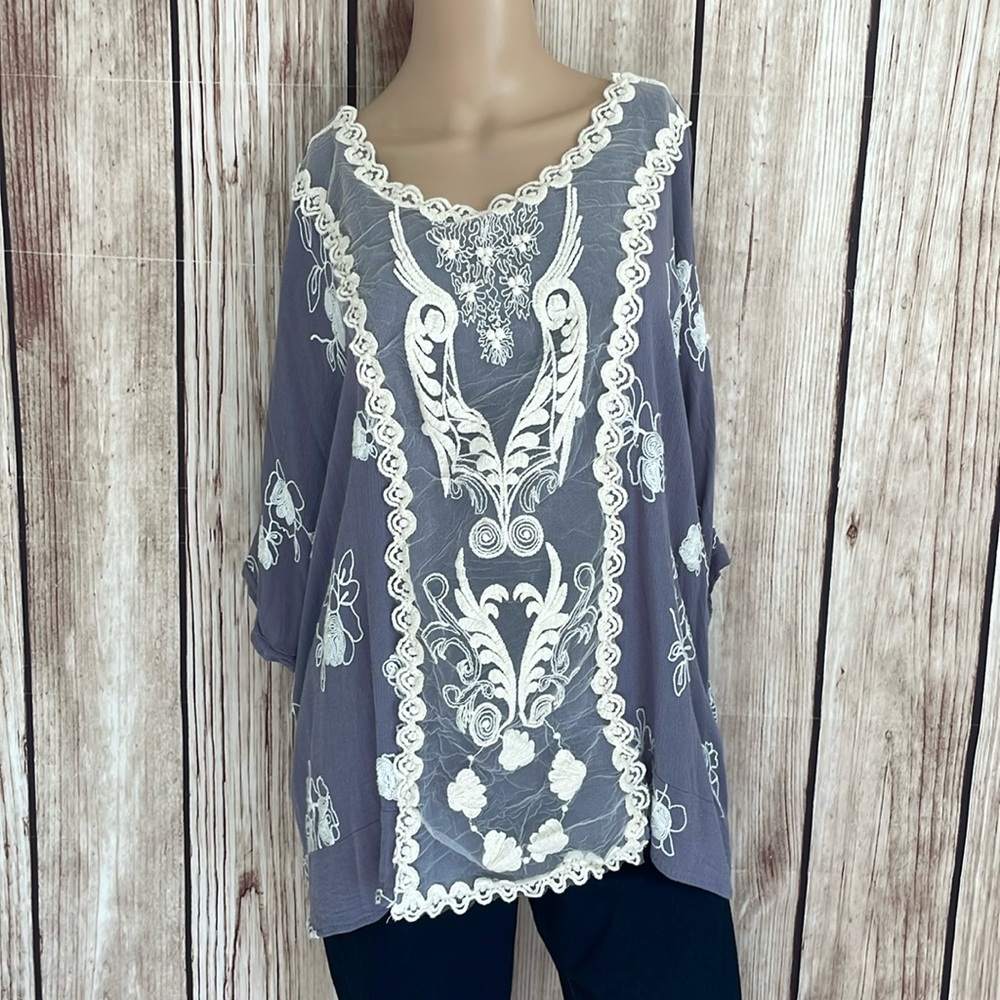 Umgee Slate Blue and White Embroidered 3/4 Sleeve Flowing Blouse Size S/M